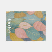 Whimsical Foliage: Pastellfarben-Blätter Fleecedecke (Vorderseite (Horizontal))