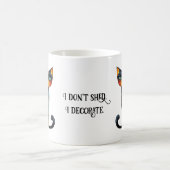 Whimsical Folk Art Cat: I Don't Shed. I Decorate. Kaffeetasse (Mittel)