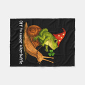 Whimsical frog wizard off to cause a kerfuffle mem fleecedecke (Vorderseite (Horizontal))