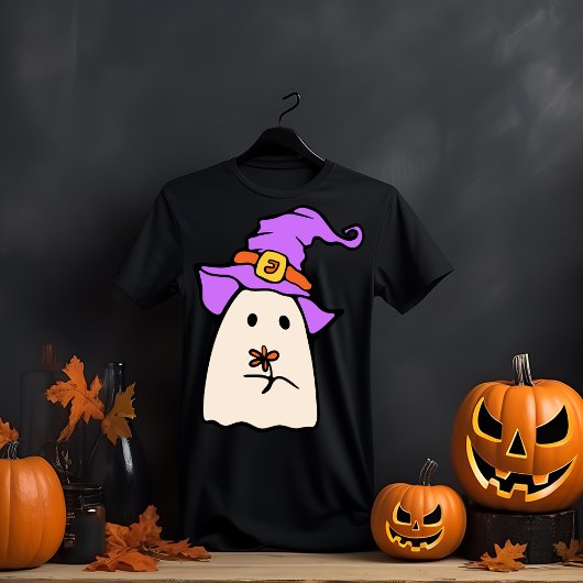 Whimsical Ghost mit Hexenhut und Blume T-Shirt