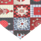 Whimsical Gingham Christmas Patchwork Quilt Tischdecke (Schrägansicht)