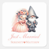 Whimsical Gnome Bride Groom Just Married Wedding Quadratischer Aufkleber (Vorderseite)