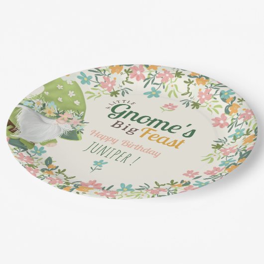 Whimsical Gnome First Birthday Floral Pappteller (Schrägansicht)