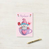 Whimsical Gnome in Teecup Herz und Blume Post-it Klebezettel (Auf Schreibtisch)