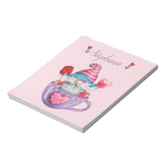 Whimsical Gnome Sits in Teecup Herz & Blume Notizblock (Rotiert)