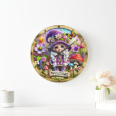 Whimsical Gnome Welcome Clock: Goldener Rahmen Große Wanduhr (Zuhause)