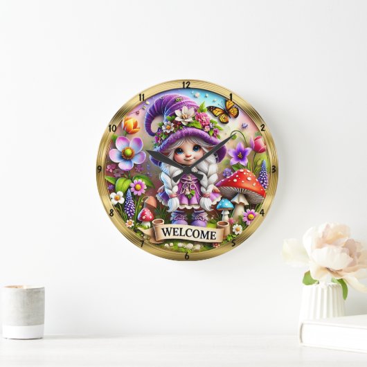 Whimsical Gnome Welcome Clock: Goldener Rahmen Große Wanduhr (Zuhause)
