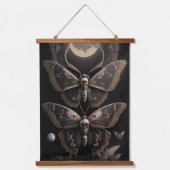 Whimsical Gothic Death's Head Moth Wandteppich Mit Holzrahmen (Vorderseite)