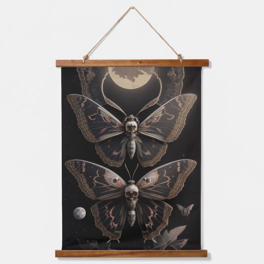 Whimsical Gothic Death's Head Moth Wandteppich Mit Holzrahmen (Vorderseite)