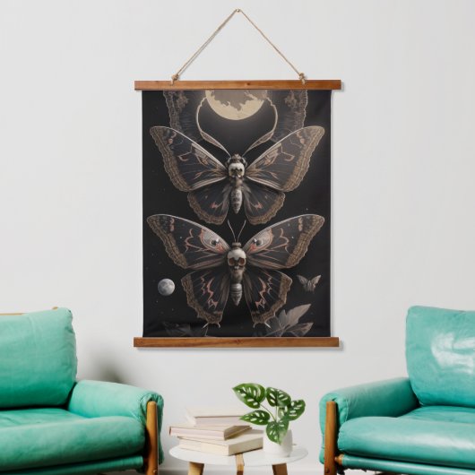 Whimsical Gothic Death's Head Moth Wandteppich Mit Holzrahmen (Wohnzimmer)