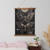 Whimsical Gothic Death's Head Moth Wandteppich Mit Holzrahmen (Schlafzimmer)