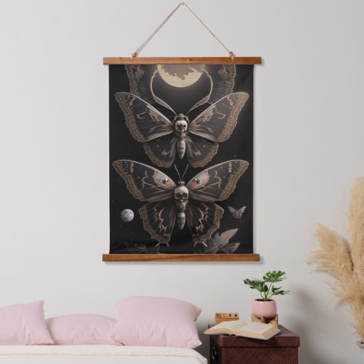 Whimsical Gothic Death's Head Moth Wandteppich Mit Holzrahmen (Schlafzimmer)