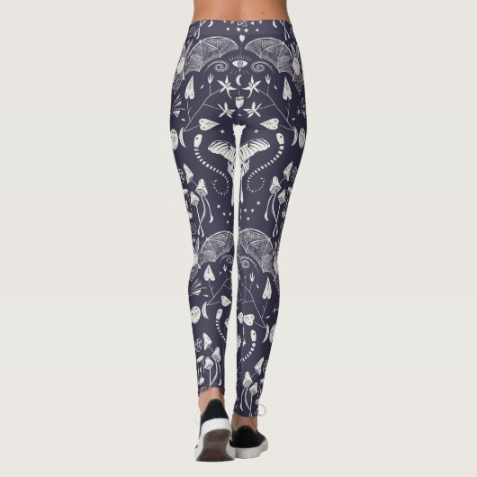 Whimsical Gothic Hexengarten Bat Moth Mushroom Leggings (Rückseite)