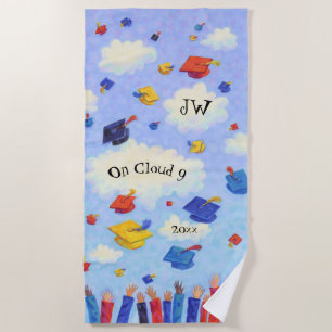 Whimsical Graduation Cap Toss Personalisiert Strandtuch