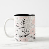 Whimsical Grau Pink Gemusterte Blume Zweifarbige Tasse (Links)