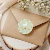 Whimsical Green Gingham Silly Goose Baby Shower Runder Aufkleber