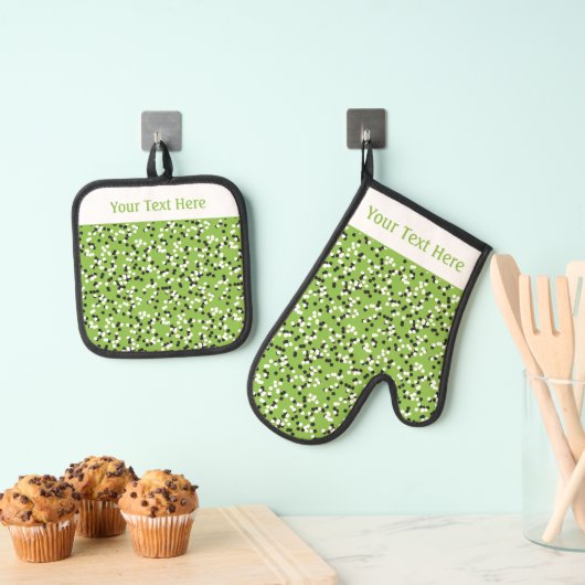 Whimsical Green Polka Dot Doodles Pattern Ofenhandschuh & Topflappen-Set (Insitu (Hängend))
