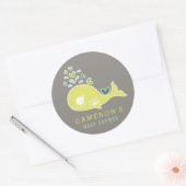 Whimsical Green Pregnant Mommy Whale Baby Dusche Runder Aufkleber (Umschlag)