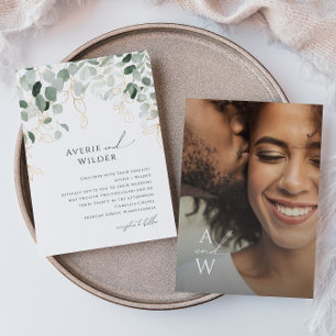 Whimsical Greenery und Gold Monogram Foto Wedding Einladung