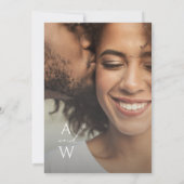 Whimsical Greenery und Gold Monogram Foto Wedding Einladung (Rückseite)