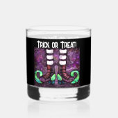 Whimsical Halloween Hexenstiefel Lila grün Whiskyglas (Vorderseite)