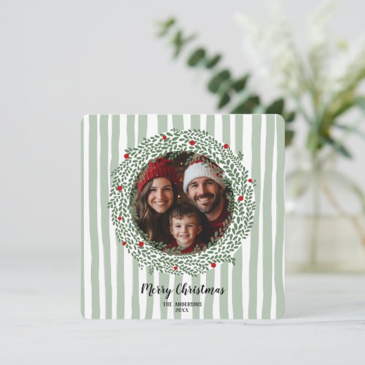 Whimsical Hand Drawn Frohe Weihnachtskranz Foto Einladung (Stehend Vorderseite)