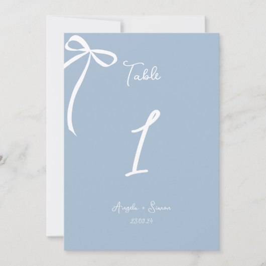 Whimsical Hand gezeichnete Bow Dusty Blue Tischnum (Vorderseite)