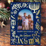 Whimsical HANUKKAH Niedlich Custom Foto GOLD Folien Feiertagskarte<br><div class="desc">Perfekte niedliche Karte für einen lustigen Urlaub Gruß! Handgemachte Kunst für Sie! Vollständig anpassbar! Klicken Sie auf "Personalisieren" oben, um den Text zu bearbeiten und Ihr eigenes Foto hinzuzufügen. Klicken Sie auf "Bearbeiten mit dem Designwerkzeug", um die Schriftart, Farben und Einstellungen anzupassen. Design ist Goldfolie auf marineblau, aber Karo mein...</div>