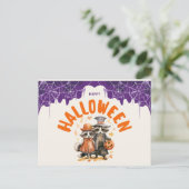 Whimsical Happy Halloween Raccoon Couple Feiertagspostkarte (Stehend Vorderseite)