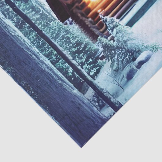 Whimsical kleine rustikale Holzhütte im Wald Seidenpapier (Ausschnitt)