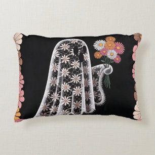Whimsical Lace Ghost Illustration mit floral Dekokissen