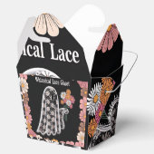 Whimsical Lace Ghost Illustration mit floral Geschenkschachtel (Geöffnet)