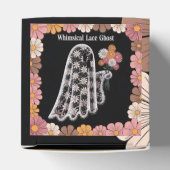Whimsical Lace Ghost Illustration mit floral Geschenkschachtel (Oben)