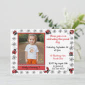 Whimsical Ladybug Foto Geburtstagseinladung Einladung (Stehend Vorderseite)