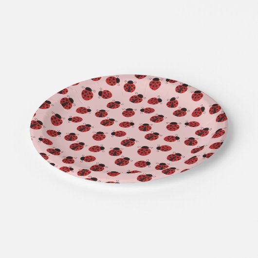 Whimsical Ladybug Pattern auf rosa Pappteller (Schrägansicht)
