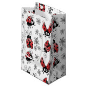 Whimsical Ladybugs mit Blume Kleine Geschenktüte (Vorderseite Schrägansicht)