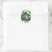 Whimsical Leprechaun Savoring a Cold One Quadratischer Aufkleber (Tasche)