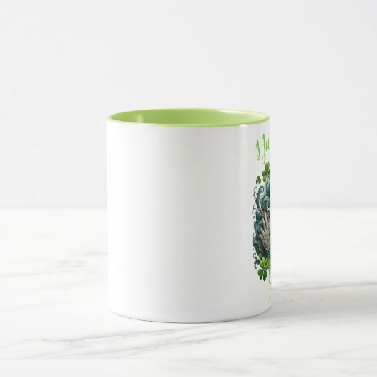 Whimsical Leprechaun Savoring a Cold One Tasse (Zentrum)