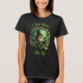 Whimsical Leprechaun Savoring a Pint T-Shirt (Vorderseite)
