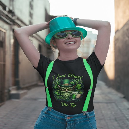Whimsical Leprechaun trinkt ein Frothbier T-Shirt