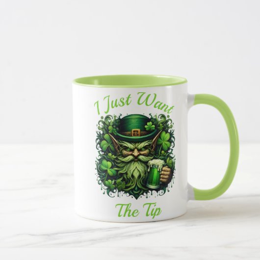Whimsical Leprechaun trinkt ein Frothbier Tasse (Rechts)
