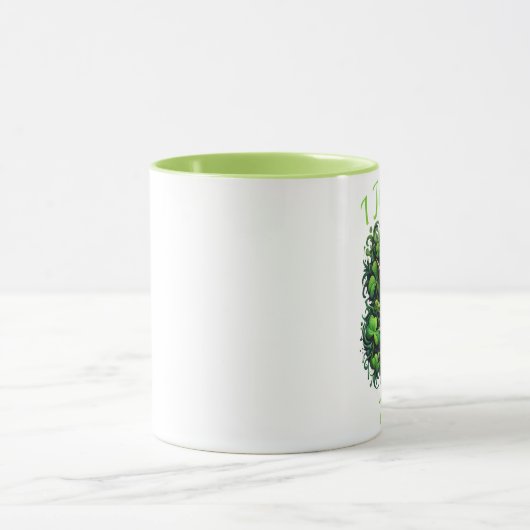 Whimsical Leprechaun trinkt ein Frothbier Tasse (Zentrum)