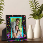 Whimsical Liebe Hört Foto benutzerdefinierte Namen Fotoplatte<br><div class="desc">Fun Modern Liebe Easel Foto Message Plaque - farbenfrohe und stilvolle Kunstwerke perfekt für Paare. Diese lustigen personalisierten Liebe Foto Aasel Plakate machen große Keepsakes für Familie, Freunde, Mitarbeiter, Lehrer, etc.. Das perfekte Geschenk für Ihr Valentin. Modernere, blumige und motivierend Plaques in meinem Geschäft. Zazzle bietet Mengenrabatte, wenn Sie einige...</div>