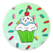 Whimsical Lime Green Cupcake mit Cherry oben Keramikknauf (Vorderseite)