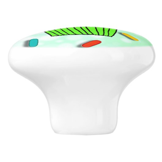 Whimsical Lime Green Cupcake mit Cherry oben Keramikknauf (Seitenansicht)