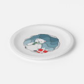 Whimsical Little Polar Bär mit roter Prägung Pappteller (Schrägansicht)