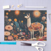Whimsical Llama in einer zauberhaften, floralen La Seidenpapier (Handwerk)