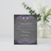 Whimsical Love Birds Chalkboard Wedding RSVP Card Karte (Stehend Vorderseite)
