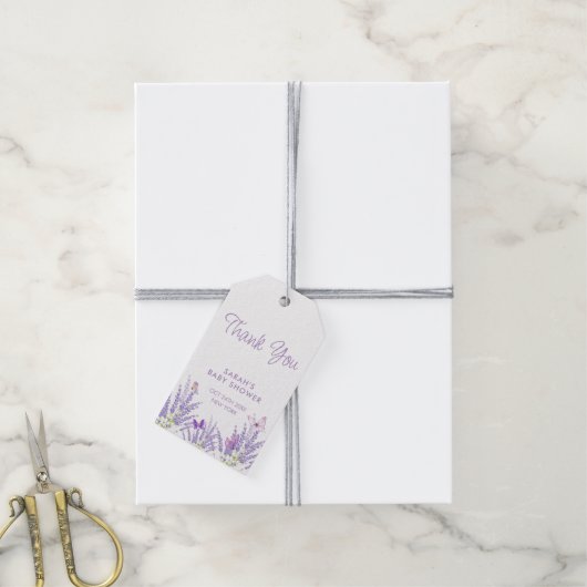 Whimsical Meadow Lavender Butterfly Babydusche Geschenkanhänger (Mit Garn)