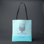 Whimsical Menorah "Happy Hanukkah" benutzerdefinie Tasche<br><div class="desc">Diese Whimsical Menorah "Happy Hanukkah" Customizable Tote Bag zeigt eine lustige Darstellung einer Kerzenmenorah auf hellblauem Hintergrund mit den Worten "Happy Hanukkah!". Der haltbare Polyester-Stoffbeutel ist in zwei bequemen Größen erhältlich: 16"x16" Medium und 18"x18" groß, beide ausgekleidet, mit schwarzen 28" Wattebändern aus Baumwolle. Es ist perfekt für jeden Anlass während...</div>